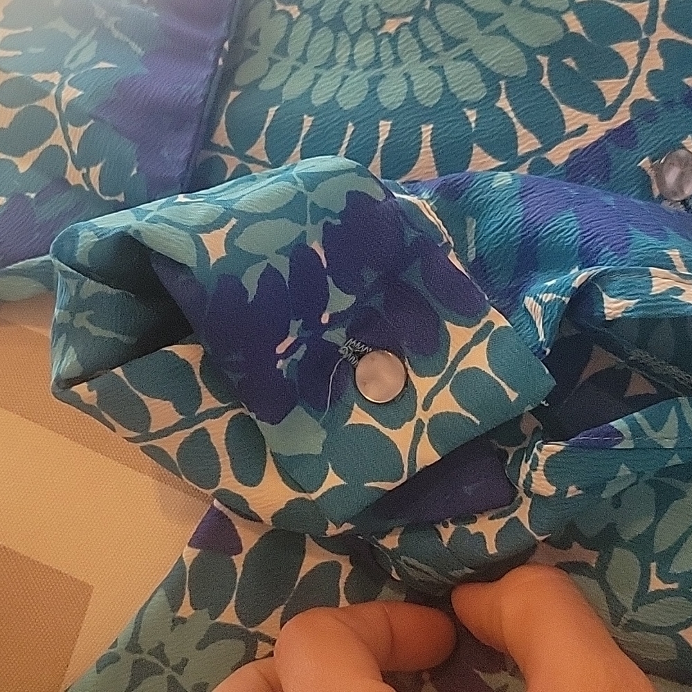 Vintage Fem Form Shirts button up top. Leaf patern in different shades of blue. - Picture 3 of 5